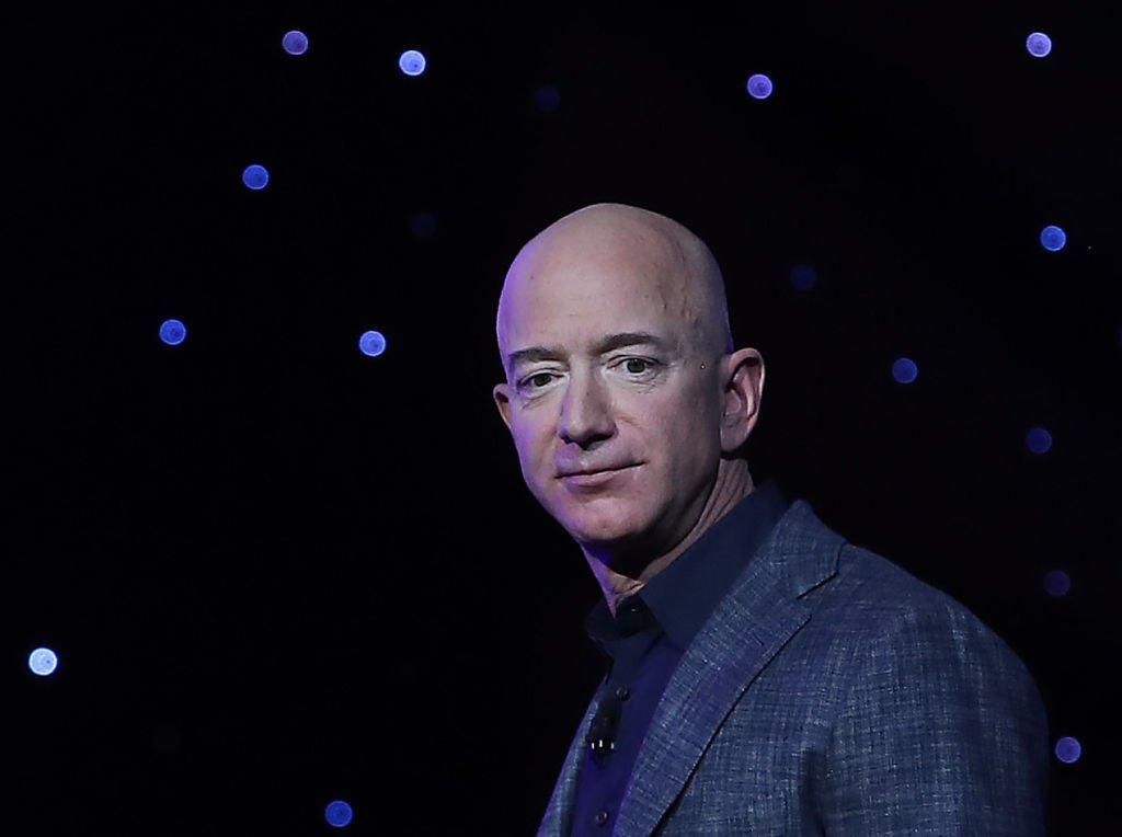 Джефф Безос продал акции Amazon