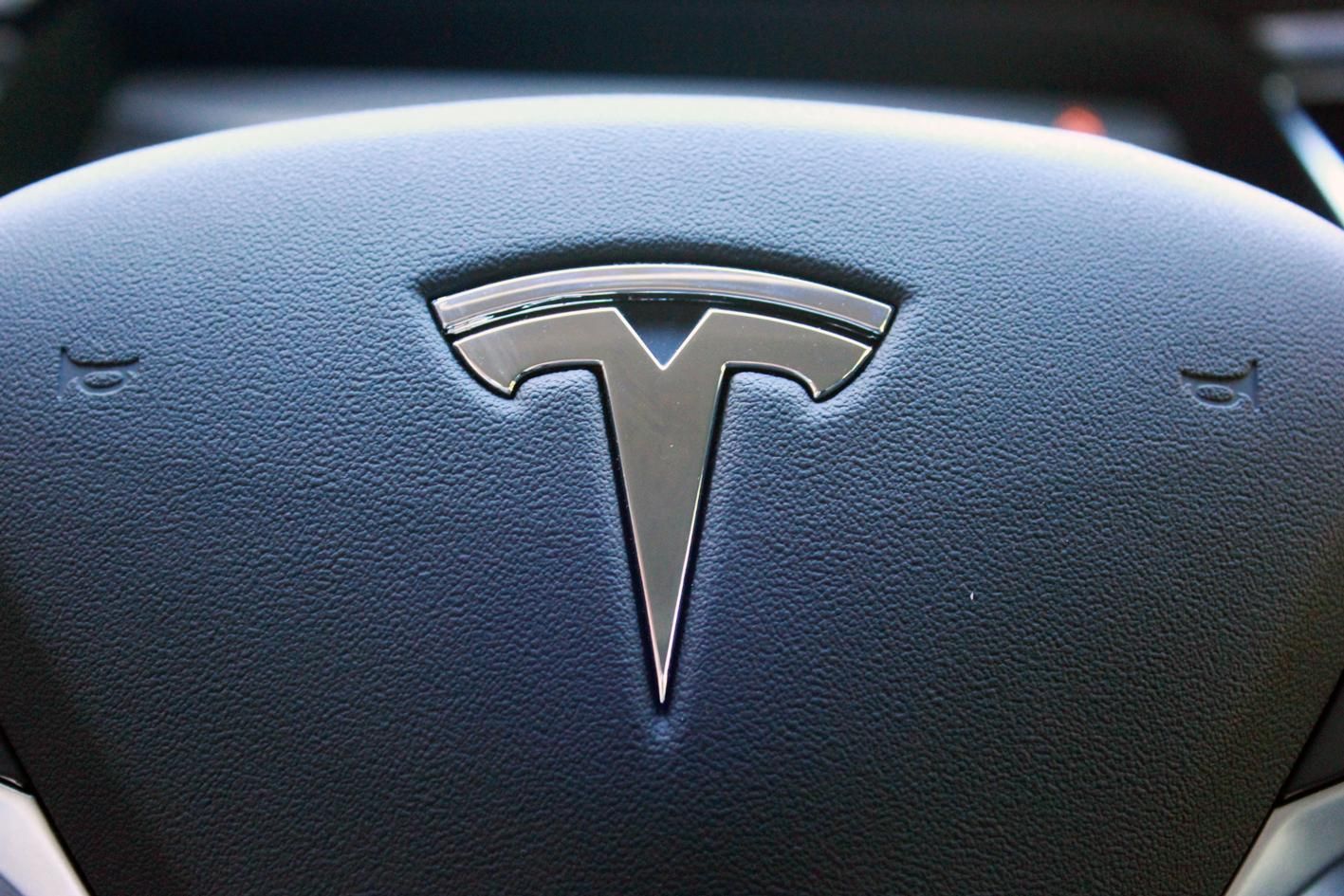 Tesla планує випустити акції на 2 млрд доларів