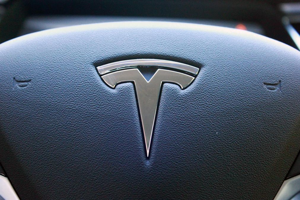 Tesla планирует выпустить акции на 2 млрд долларов Tesla планирует выпустить акции на 2 млрд долларов