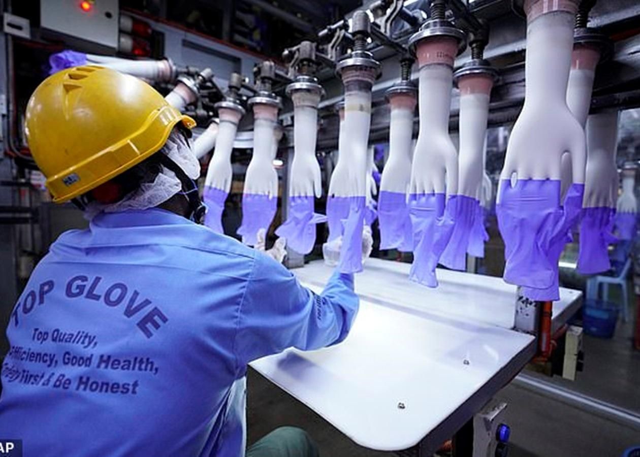  Акції виробника рукавичок Top Glove під час пандемії виросли на 330%