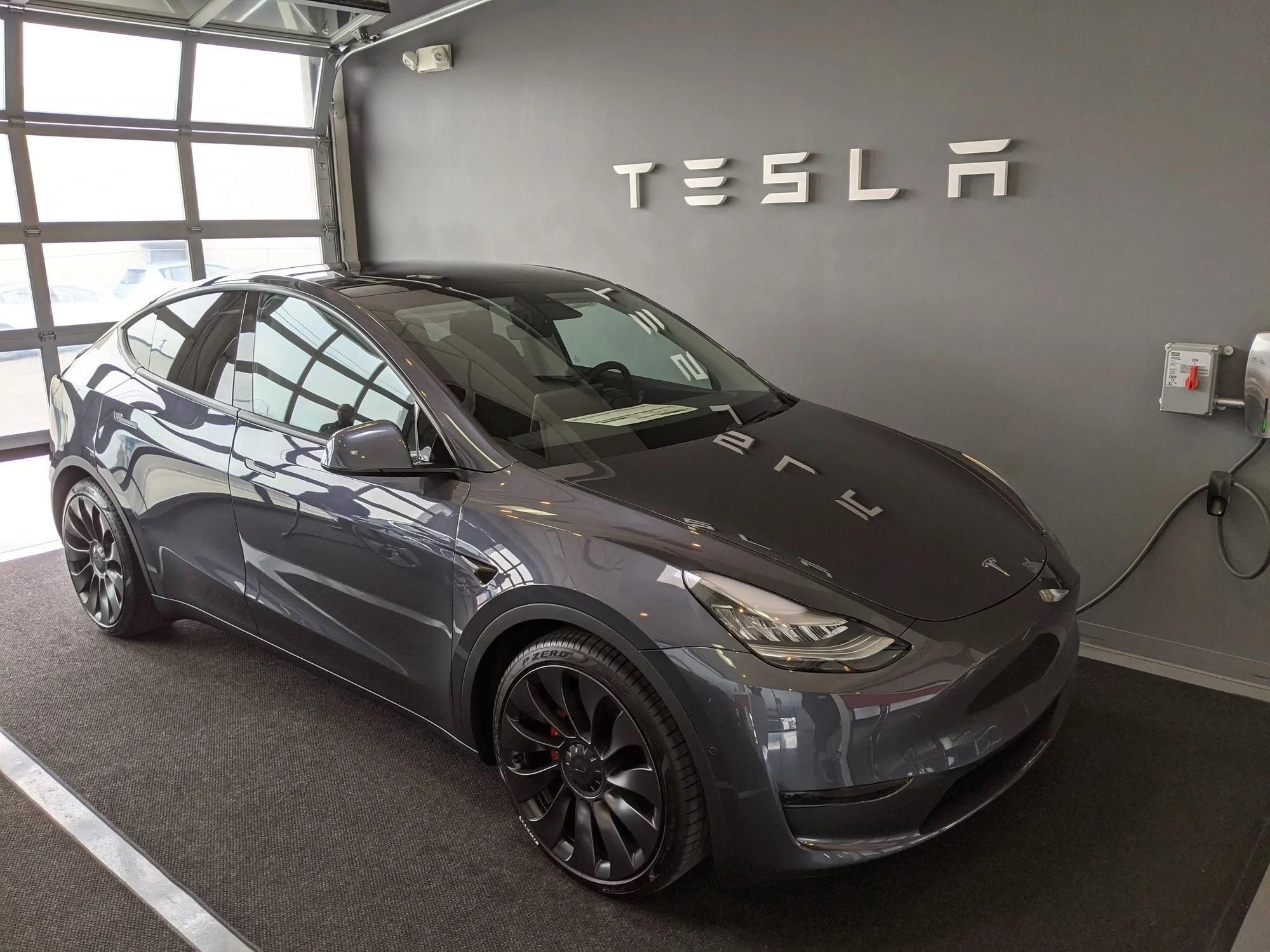 Tesla почала продавати в Китаї спортивні позашляховики Model Y: ціна