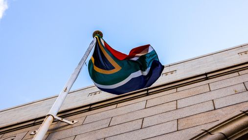 Валюта ЮАР вырывается в лидеры после обвала: как на это влияют поддержка МВФ и провал доллара