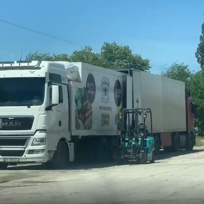 Із краденої вантажівки у свою: відео, як окупанти вивозять у Крим награбоване на Херсонщині