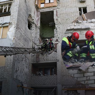 В Харькове с начала вторжения спасатели извлекли из-под завалов более 150 тел