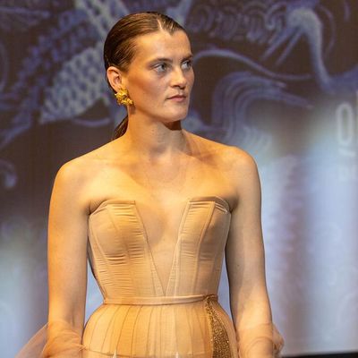 Головна героїня фільму "Памфір" одягнула на прем’єру в Каннах сукню від бренду Frolov