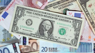 Долар продовжує слабшати: що відбувається з валютою США